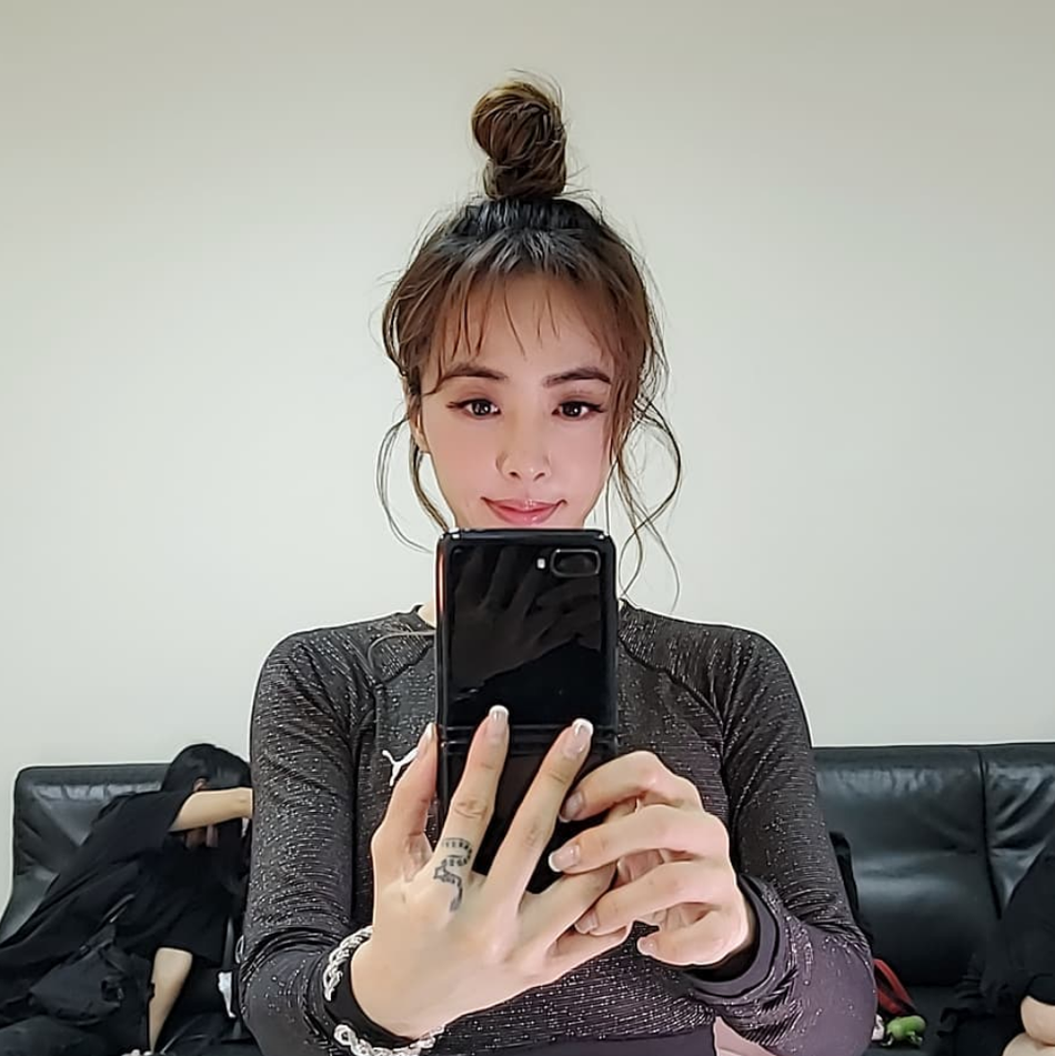 蔡依琳宅家素颜练吉他 新手入门姿势搞怪表情呆萌