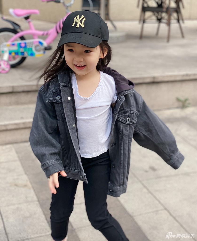 董璇女儿穿牛仔外套骑粉红自行车 甜笑镜头感满分