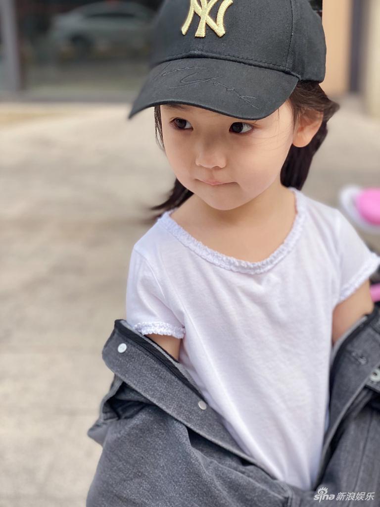 董璇女儿穿牛仔外套骑粉红自行车 甜笑镜头感满分