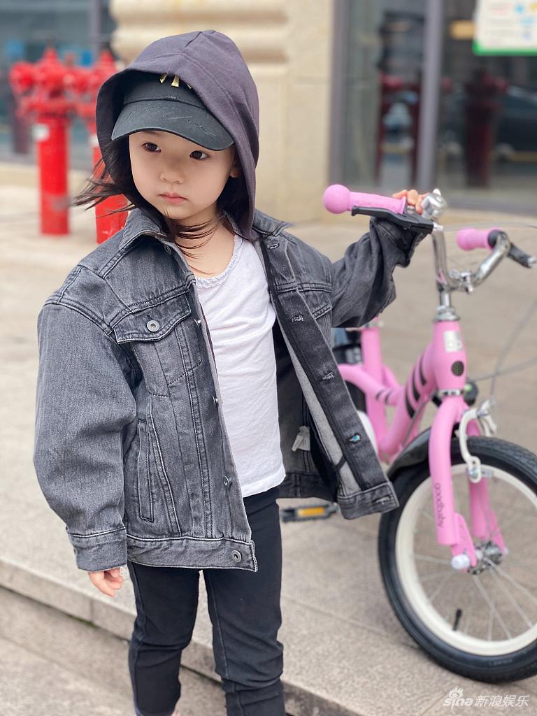董璇女儿穿牛仔外套骑粉红自行车 甜笑镜头感满分