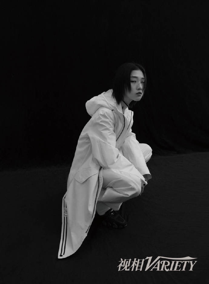 Yamy最新写真挑战纯黑白硬朗风 多面造型呈现高级质感