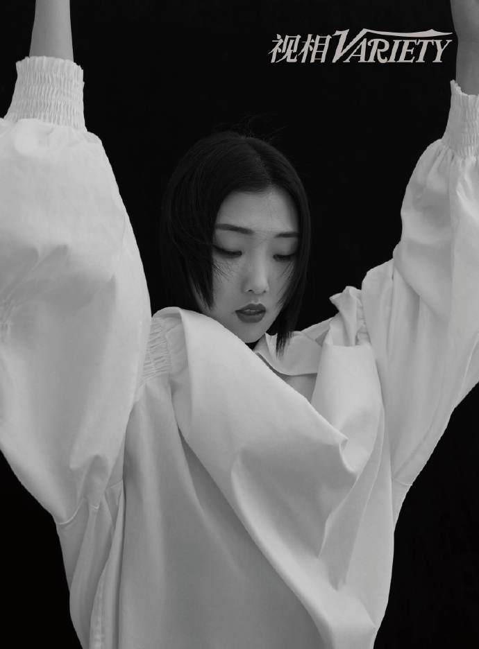 Yamy最新写真挑战纯黑白硬朗风 多面造型呈现高级质感