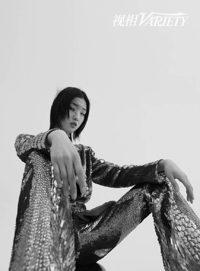 Yamy最新写真挑战纯黑白硬朗风 多面造型呈现高级质感