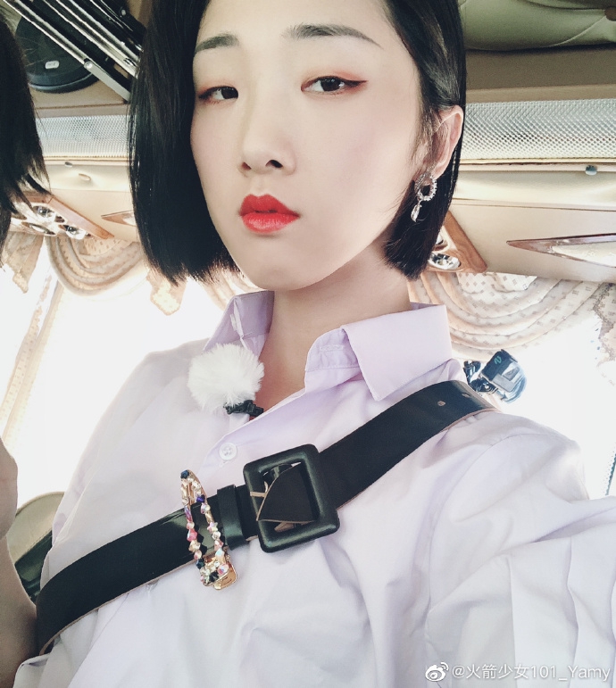 Yamy最新写真挑战纯黑白硬朗风 多面造型呈现高级质感