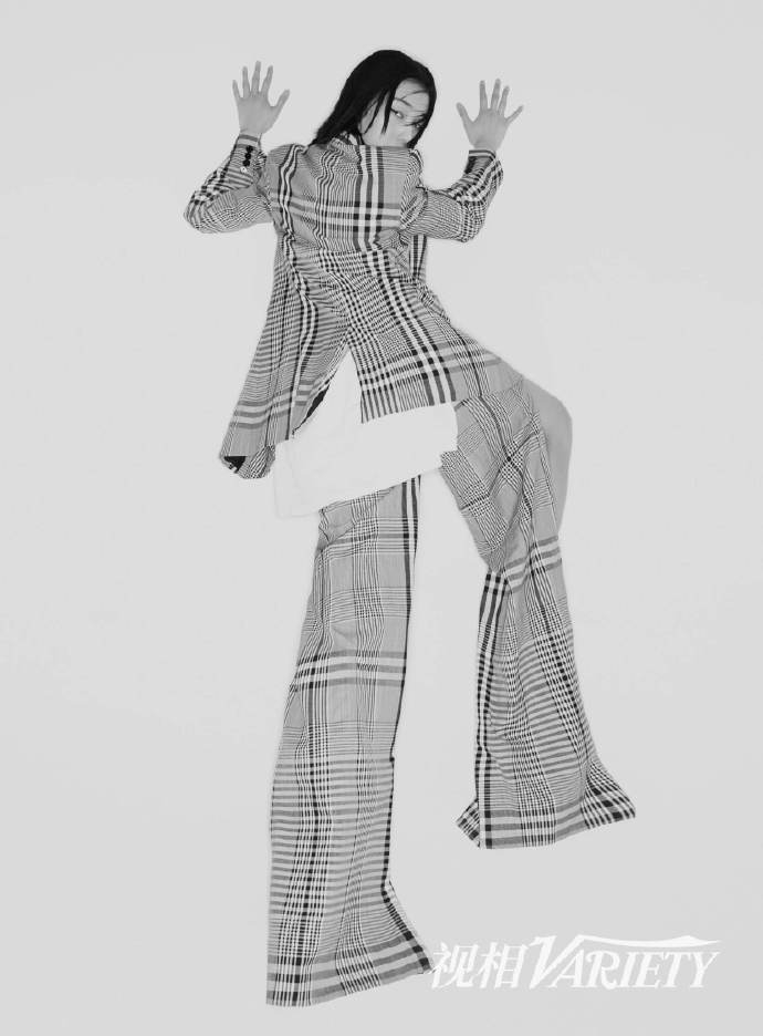 Yamy最新写真挑战纯黑白硬朗风 多面造型呈现高级质感