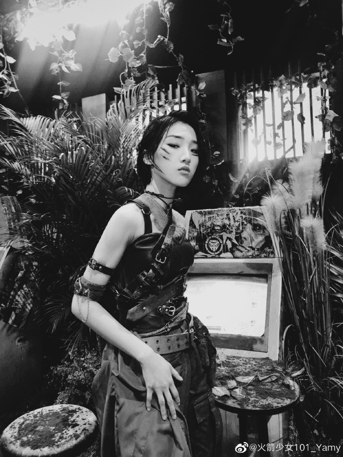 Yamy最新写真挑战纯黑白硬朗风 多面造型呈现高级质感