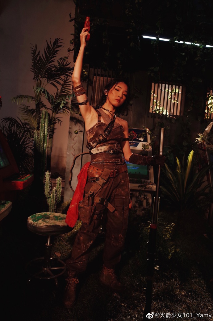 Yamy最新写真挑战纯黑白硬朗风 多面造型呈现高级质感