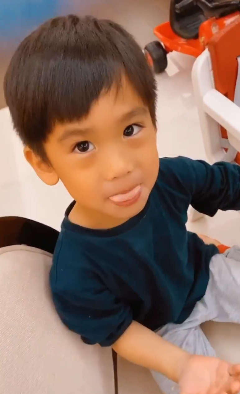 陈若仪陪双胞胎儿子做杯子蛋糕 Jenson偷吃面糊氛围欢乐