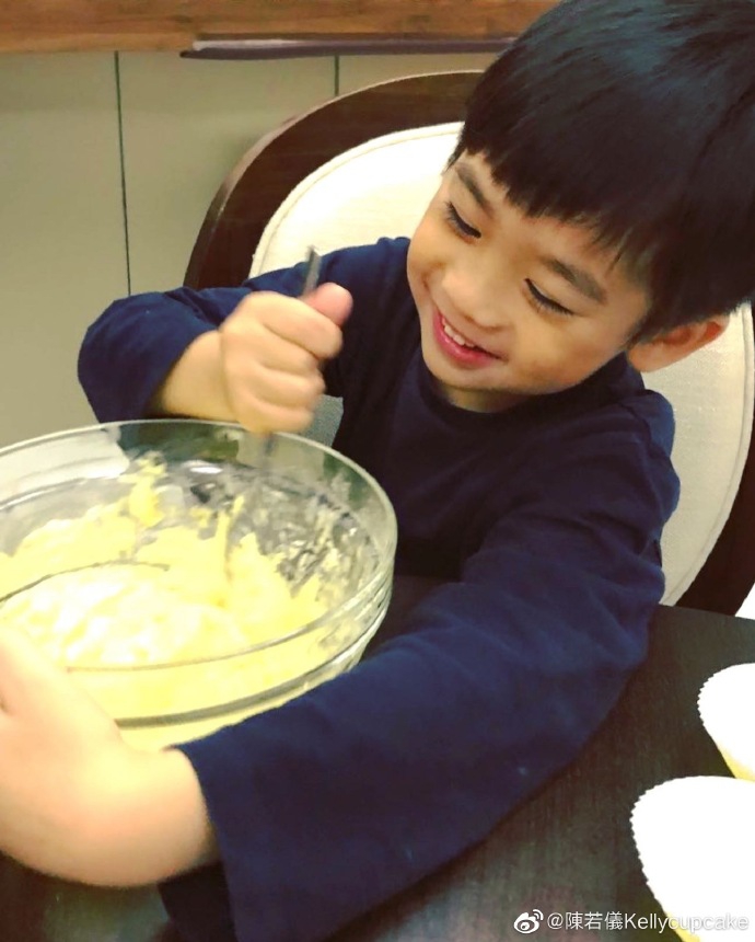 陈若仪陪双胞胎儿子做杯子蛋糕 Jenson偷吃面糊氛围欢乐