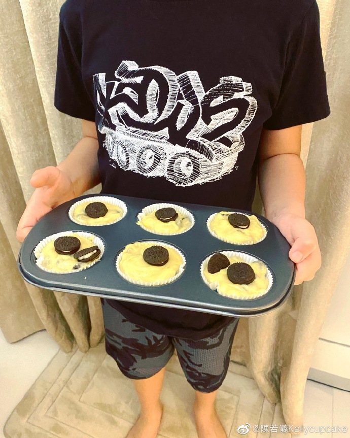 陈若仪陪双胞胎儿子做杯子蛋糕 Jenson偷吃面糊氛围欢乐