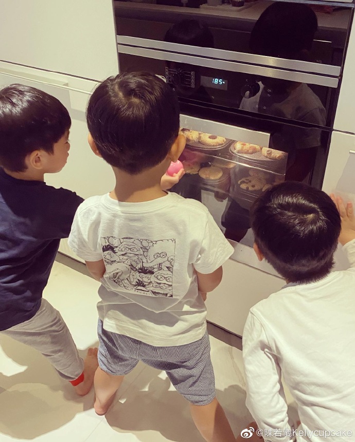 陈若仪陪双胞胎儿子做杯子蛋糕 Jenson偷吃面糊氛围欢乐