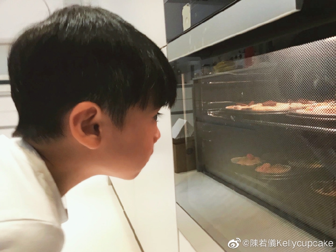 陈若仪陪双胞胎儿子做杯子蛋糕 Jenson偷吃面糊氛围欢乐