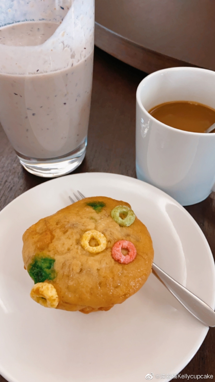 陈若仪陪双胞胎儿子做杯子蛋糕 Jenson偷吃面糊氛围欢乐