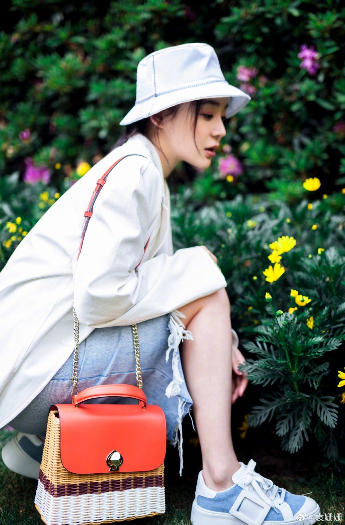 袁姗姗漫步绿丛变身氧气少女 戴白色渔夫帽尽显清新魅力