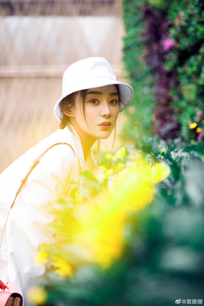 袁姗姗漫步绿丛变身氧气少女 戴白色渔夫帽尽显清新魅力