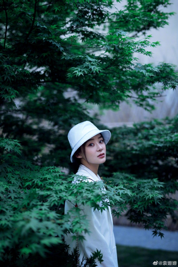 袁姗姗漫步绿丛变身氧气少女 戴白色渔夫帽尽显清新魅力