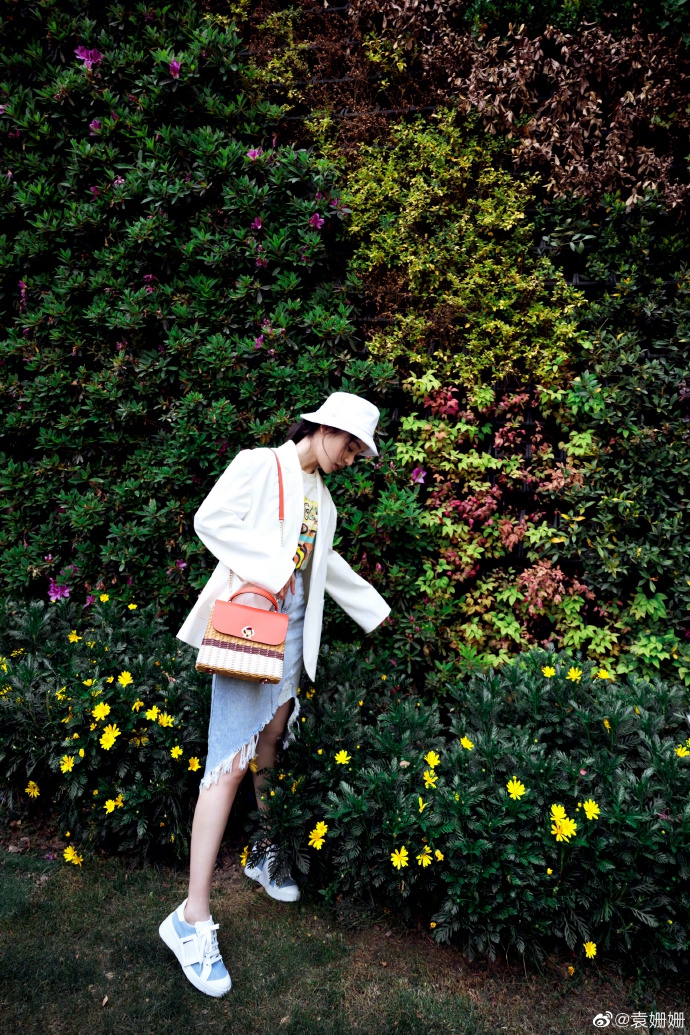 袁姗姗漫步绿丛变身氧气少女 戴白色渔夫帽尽显清新魅力