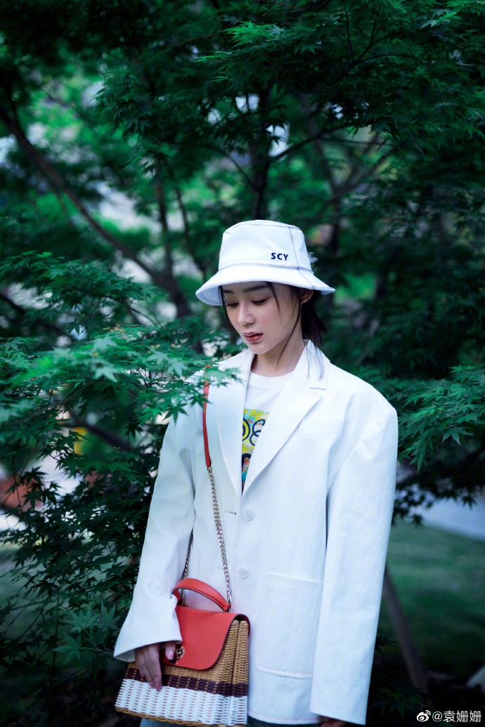 袁姗姗漫步绿丛变身氧气少女 戴白色渔夫帽尽显清新魅力