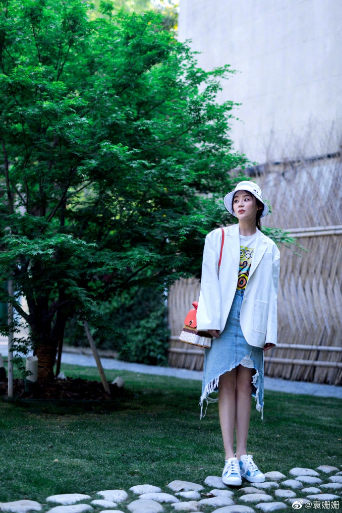 袁姗姗漫步绿丛变身氧气少女 戴白色渔夫帽尽显清新魅力