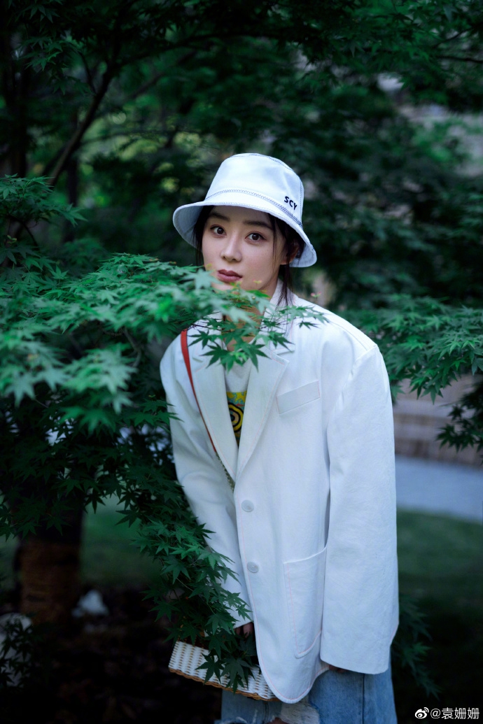 袁姗姗漫步绿丛变身氧气少女 戴白色渔夫帽尽显清新魅力