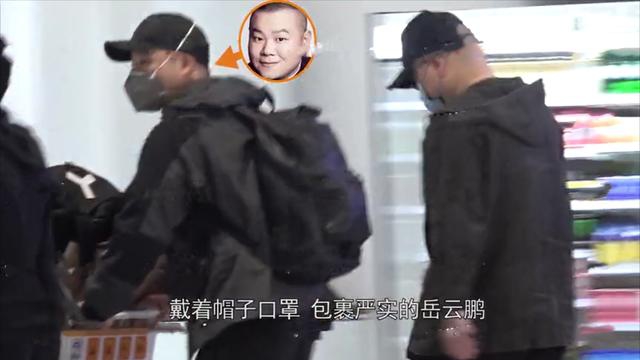 岳云鹏牵手妻子甜蜜返家 豪华别墅疑首次曝光