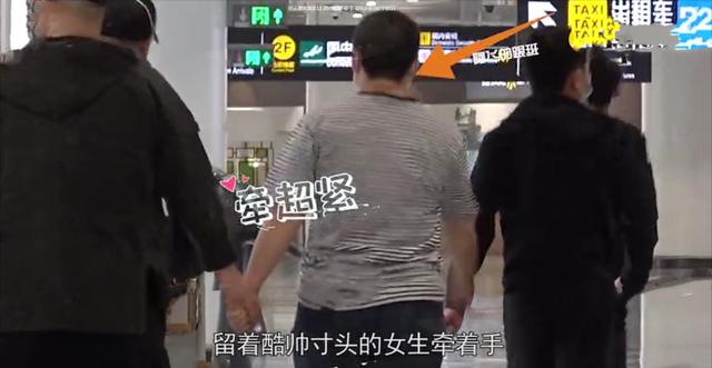 岳云鹏牵手妻子甜蜜返家 豪华别墅疑首次曝光