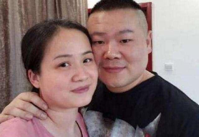 岳云鹏牵手妻子甜蜜返家 豪华别墅疑首次曝光