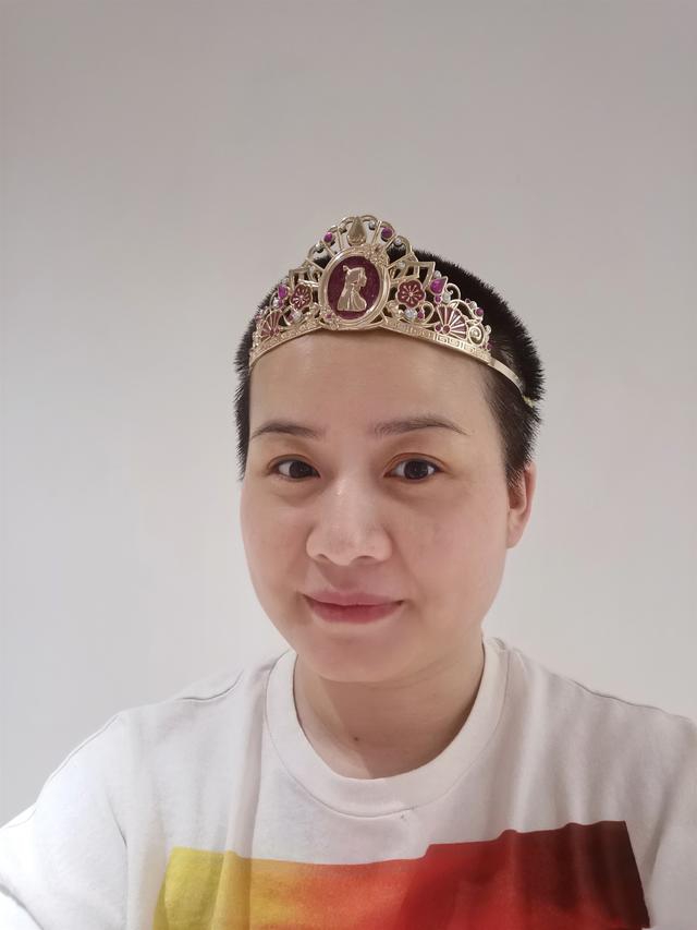 岳云鹏牵手妻子甜蜜返家 豪华别墅疑首次曝光