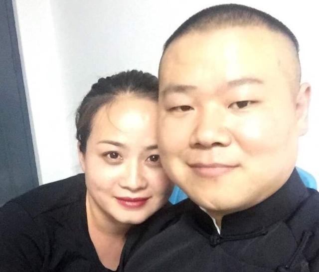 岳云鹏牵手妻子甜蜜返家 豪华别墅疑首次曝光