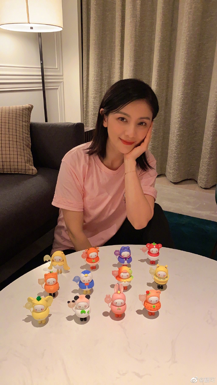 胡可分享安吉小鱼儿绘画作品 拆盲盒与手办合影童心满满