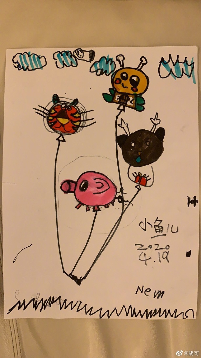 胡可分享安吉小鱼儿绘画作品 拆盲盒与手办合影童心满满