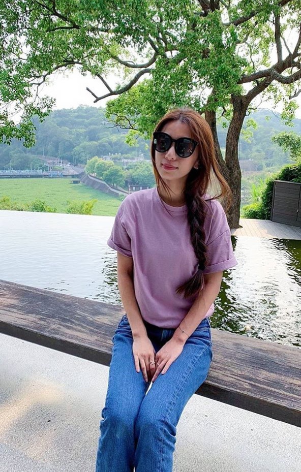 田馥甄分享踏青出游照 扎麻花辫戴墨镜装扮随意休闲