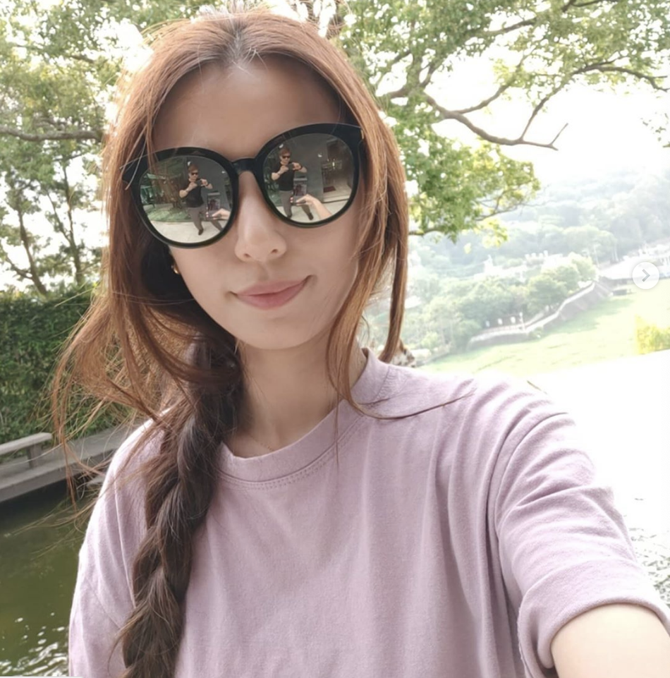 田馥甄分享踏青出游照 扎麻花辫戴墨镜装扮随意休闲