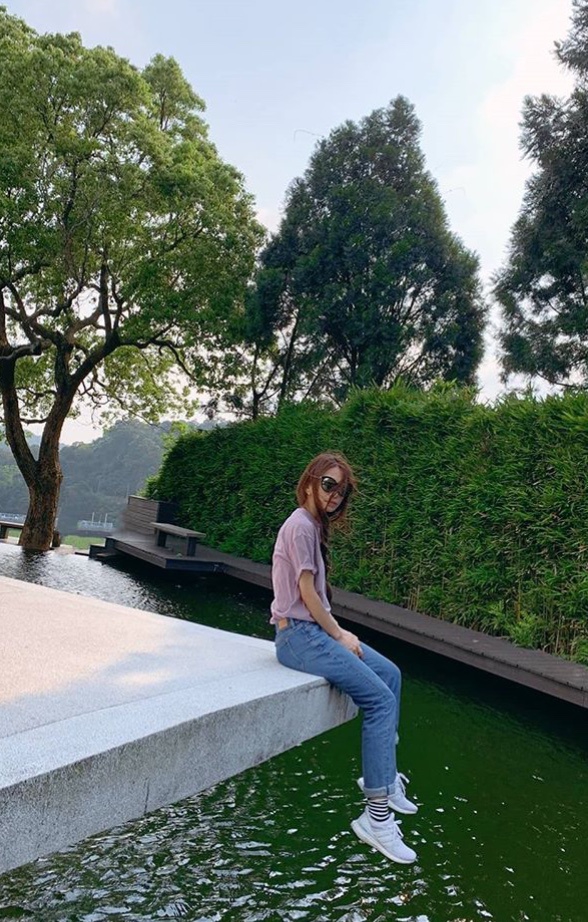 田馥甄分享踏青出游照 扎麻花辫戴墨镜装扮随意休闲