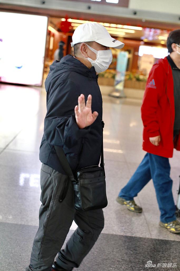 潘长江对镜挥手点赞显亲和 老干部穿搭风格显低调