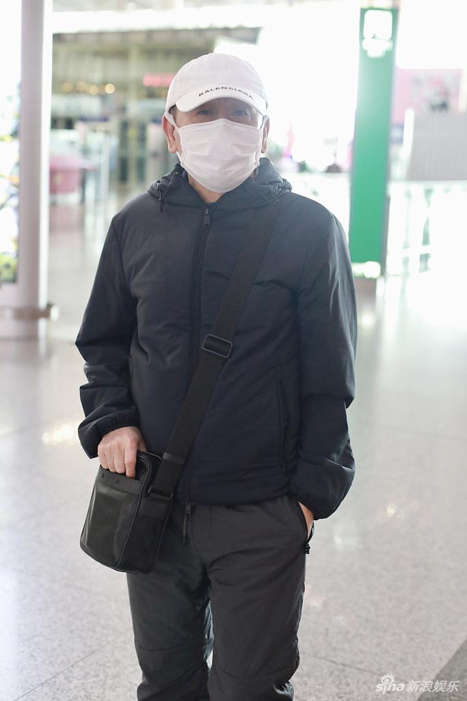 潘长江对镜挥手点赞显亲和 老干部穿搭风格显低调