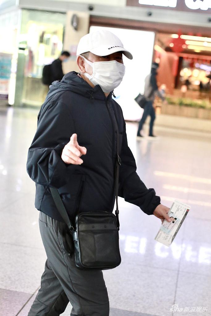 潘长江对镜挥手点赞显亲和 老干部穿搭风格显低调