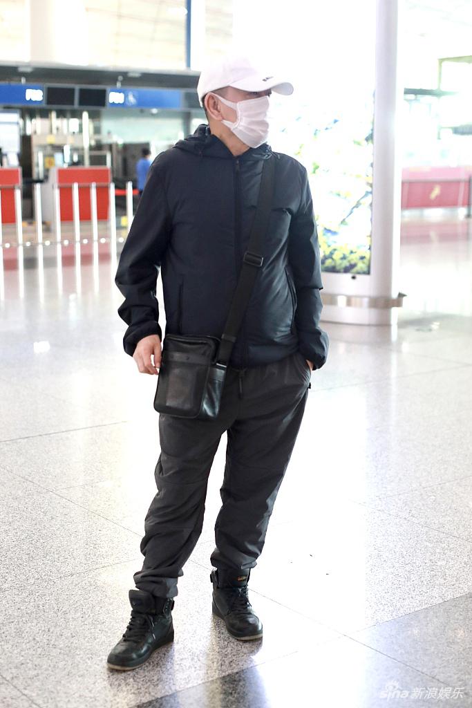 潘长江对镜挥手点赞显亲和 老干部穿搭风格显低调