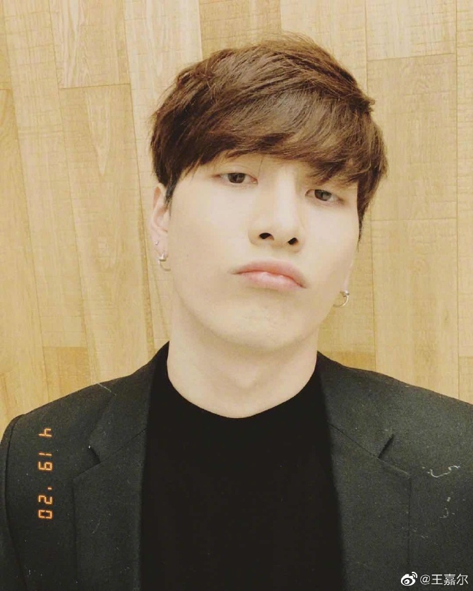 王嘉尔晒自拍四连 表白粉丝想快点见到你们