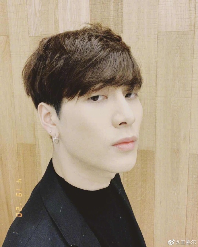 王嘉尔晒自拍四连 表白粉丝想快点见到你们