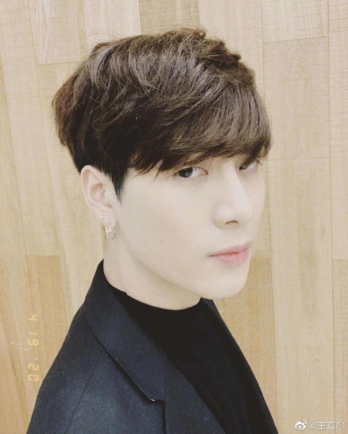 王嘉尔晒自拍四连 表白粉丝想快点见到你们