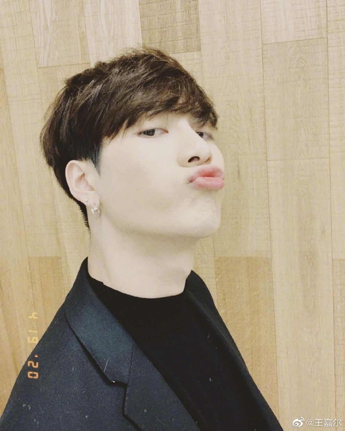 王嘉尔晒自拍四连 表白粉丝想快点见到你们