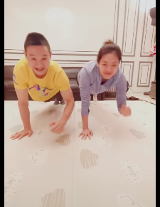 杨云晒与杨威健身视频 亲亲互动默契十足