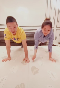 杨云晒与杨威健身视频 亲亲互动默契十足