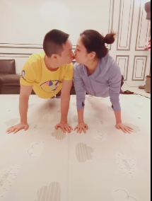 杨云晒与杨威健身视频 亲亲互动默契十足