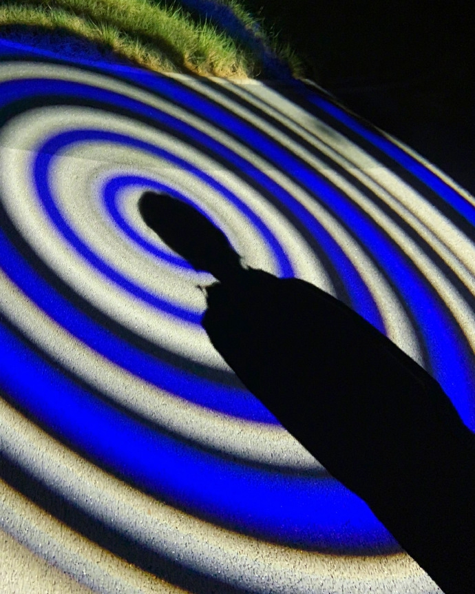 周迅晒蓝白圈圈写真露背影超神秘 粉丝直呼看看正脸