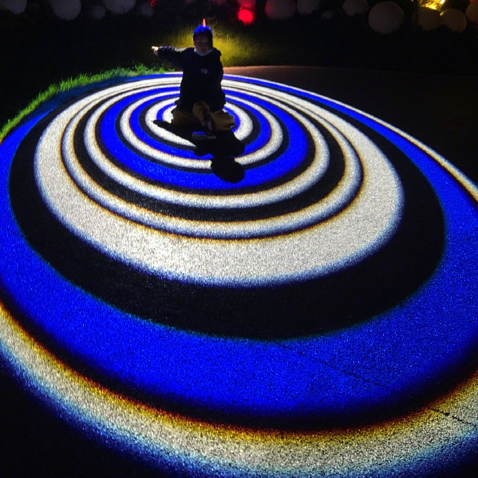 周迅晒蓝白圈圈写真露背影超神秘 粉丝直呼看看正脸