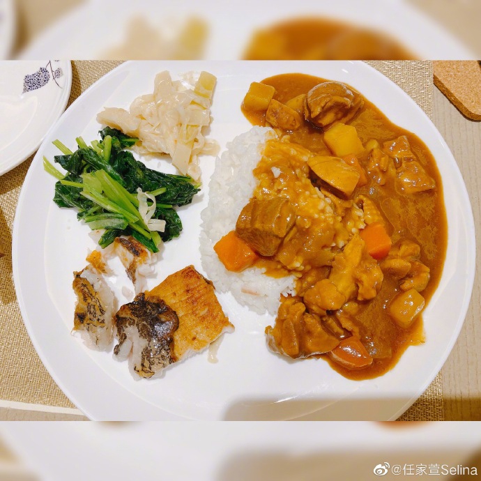 Selina晒一家四口合照超幸福 妈妈做饭爸爸当洗碗工