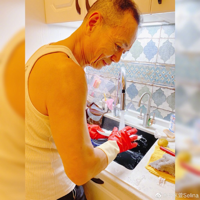 Selina晒一家四口合照超幸福 妈妈做饭爸爸当洗碗工
