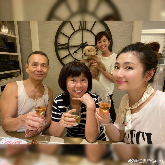 Selina晒一家四口合照超幸福 妈妈做饭爸爸当洗碗工